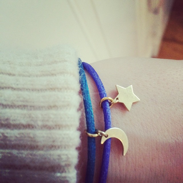 Mein Mond & meine Sterne: Mara und Nina in Türkis und Blau by www.vonhey.com #vonhey #vonheyberlin #mond #halbmond #mondanhaenger #sternanhaenger #armband #armbaender #schmuck #mooncharm #jewerly #bracelets #crescentmooncharm